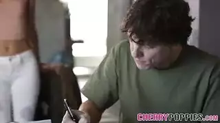 نشاط بعد المدرسة: كس مراهقة مشعر يحصل على ضرب قوي