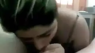 زوجة عربية تتسلل بعشيقها لمص قضيبه وتمارس الجنس بشدة أثناء غياب زوجها