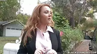 قضبان سوداء كبيرة تدمر فتاة بيضاء مغرية في ثنائي قاسي