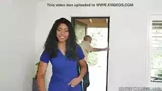 فتاة صغيرة تمارس جنساً عنيفاً مع رجل مسن وقبلات