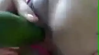 مشهد إبري صريح لعربية مثيرة: خيارة عميقة في مهبلها أمام الكاميرا