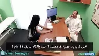فحص مهبل مبلل يؤدي إلى جماع شرجي قاسي بأداة طبية