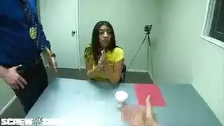 عقاب الضابط القاسي: لاتينية خاضعة تمص زبه حتى يقذف