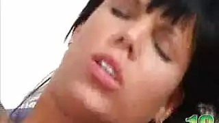 أخوها يعاقبها بنيك خرم طيزها و تصرخ بقوة