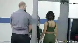 أرجل مقيدة وطيز مشقوقة بقضيب إباحي طويل وسمين