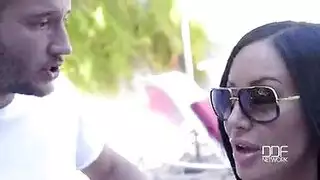 ملكة البورنو كبيرة الثدي تتعرض للضرب في جلسة نيك