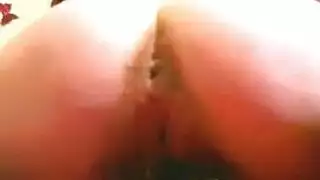 فتاة صغيرة تظهر شفرتها المشعرة ثم تمدد شرجها بأصابعها