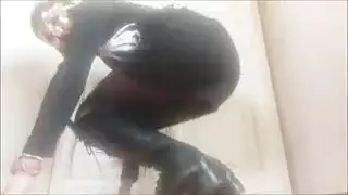 زوجة الأب الشهوانية تستخدم جسدها المثير لإغواء الشباب إلى جنس جماعي تخترقي