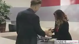 مديرة ممحونة تنزل على ركبتها لتمص زب ثم تركب عليه في العمل