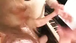 رجل ناضج يظهر لشريكته الشابة متعة شديدة