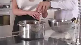 نيك إكس إكس إكس في المطبخ: حلمات كبيرة تحصل على حمولة ساخنة