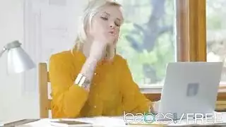 موظفة شقراء عاهرة تُلمس تحت المكتب وتأخذ قضيبًا قاسيًا