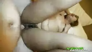 سائح أجنبي ينيك أثداء فتاة تايلندية كبيرة وكسها