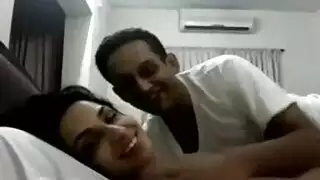 حفلة نيك إيروتيكية: قبول عميقة، أثداء كبيرة معصورة، وضرب كس بوضعية كلب