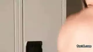 تلميذة تتلصص على شاب عاري تبتل وتأخذ سائله في الفصل