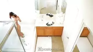 عاهرة مراهقة تنظف كسها قبل أخذ قضيب ضخم داخله بعمق