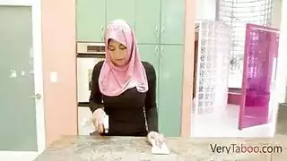 عذراء محجبة مثيرة تغوي زوج أمها لممارسة جنس صارخ