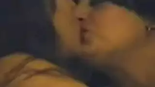 حفلة جنس سحاقية: دعك البظر، نيك الثدي، واستحمام مبلل
