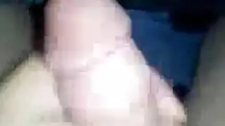 تبتلع قضيبه الكبير حتى يفرغ حمولته