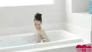 حبيبها ساخن ينيكها بعد ما يشوفها عارية في الحمام