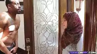 مراهقة محجبة تأخذ قضيب أسود ضخم في مشهد إباحي