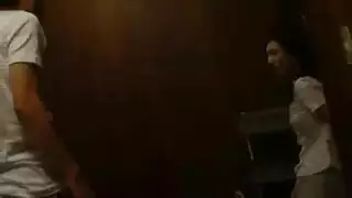 بائع يغوي سائحة يابانية مثيرة لممارسة جنس عنيف في الفندق