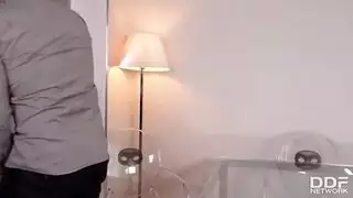 ثلاثي ذو أثداء ضخمة مع جارات مثيرة احتفال جماعي إباحي
