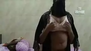 زوجة مسلمة ممتلئة تخدع زوجها وتتلقى قضيب عشيقها في كل فتحة