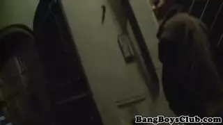 فتحات أمي تتمدد بقضبان أوروبية كبيرة في فيلم إباحي