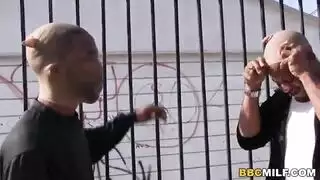 عمود أسود ضخم يحفر كس مبلل حتى نهاية متفجرة