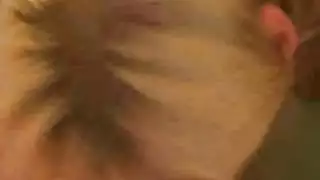 تعبد قضيباً صغيراً لذيذاً بفمها، مما يذيب صديقها