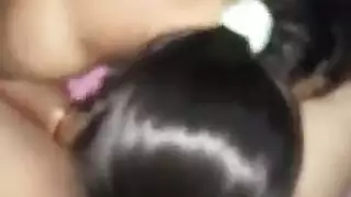 مص محترف للقضيب وتلعق للخصيتين من قبل جميلة ذات شعر طويل