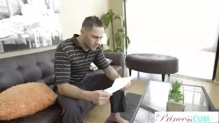 جليسة أطفال مراهقة ممحونة تغوي صاحب المنزل حتى يقذف في داخلها