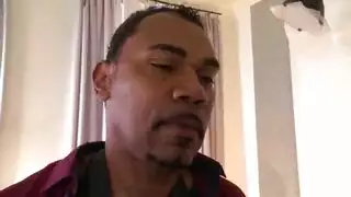 موديل ساخن تمص وتركب زبًا أسمر ضخمًا خلال جلسة إباحية