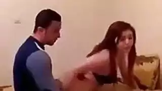 فتاة عربية ذات صدر كبير تمص وتنيك: من مص قضيب صارم إلى شرجي