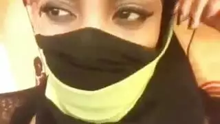  فتاة مسلمة محجبة ضخمة الصدر تكشف كل شيء للإباحية
