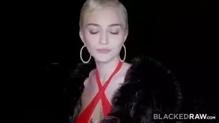 شقراء روسية في مشهد جنسي جامح بين قضيبين أسودين كبيرين