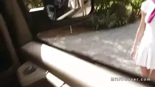 الأم الساخنة تحصل على نيك عميق في السيارة من البائع المحلي