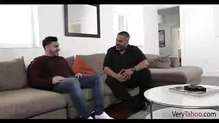 امرأة ناضجة تأخذ قضيب شاب بعمق