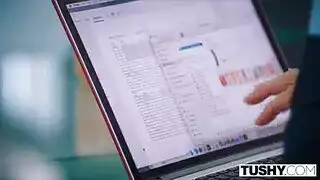 المدير ينيك مؤخرة الموظفة الضيقة في المكتب