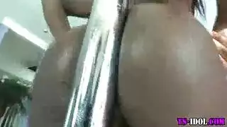 متعة ذاتية لشيميل: قضيب صناعي عميق في الشرج