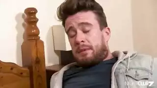 الأم تساعد الابن على التخلص من الضغط بجنس إباحي مكثف