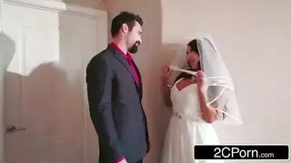العروس تبتلع سائل أفضل صديق وهي ترتدي فستان الزفاف