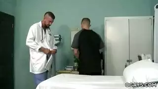 تمثيل أدوار طبي: الطبيب يملأ مؤخرة المريض بالسائل المنوي