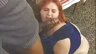 امرأة مصوعبت العينين و تمص زبور رجل