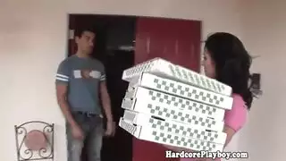 سمراء هواة تلعق القضيب وترتد على القضيب بوضعية راعية البقر العكسي