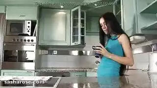 ساشا روز تختنق بقضيب أخيها غير الشقيق الكبير