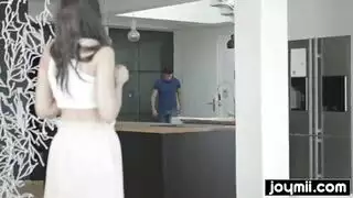 امها تمسكها بهدف فض الغشاء