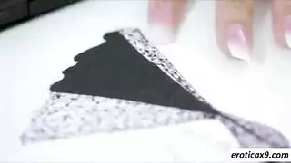 العاهرة شاي تالور تستعرض شقها الوردي