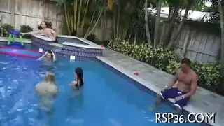 سكس جماعي في حممات السباحه